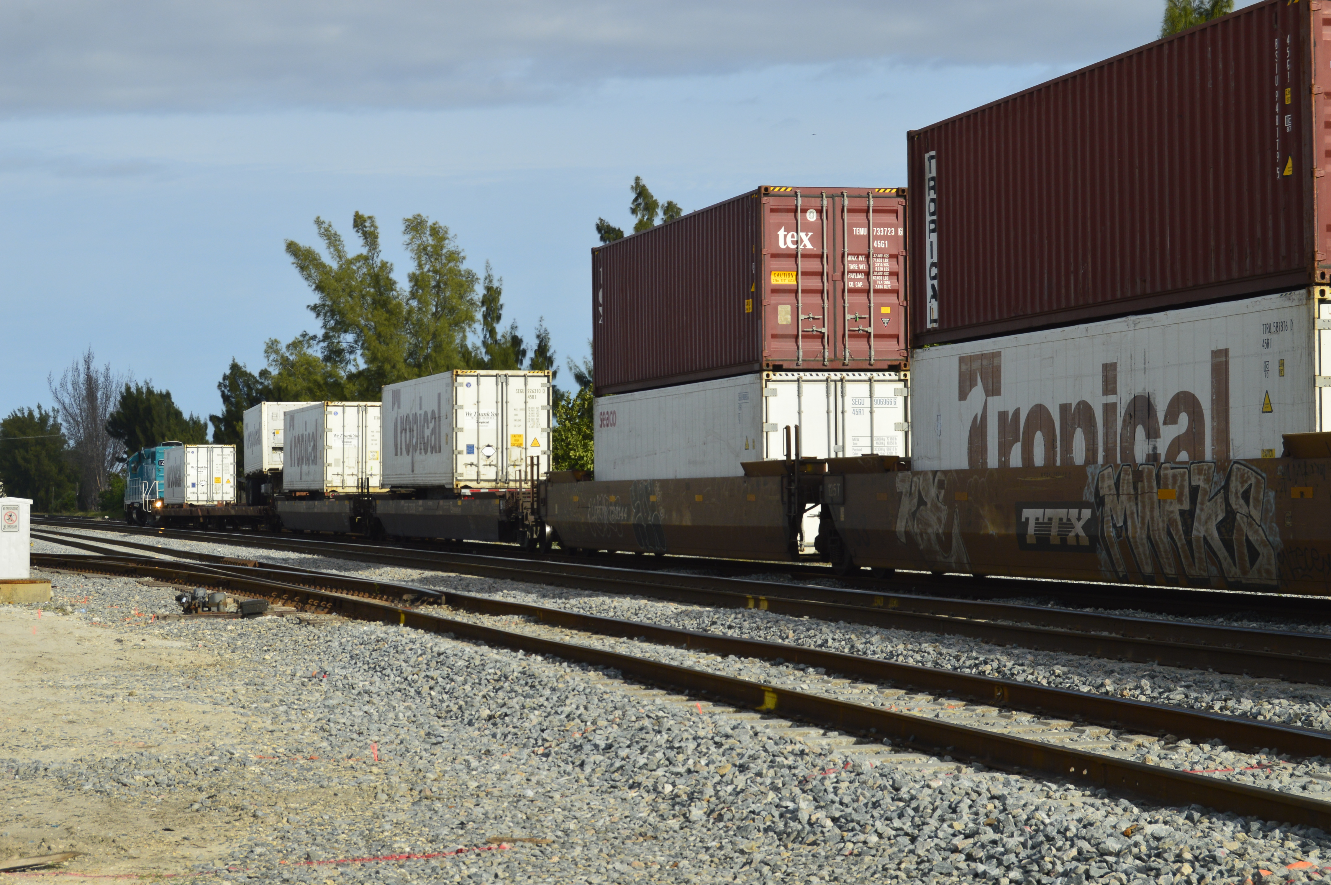 rail cars hauling containers 